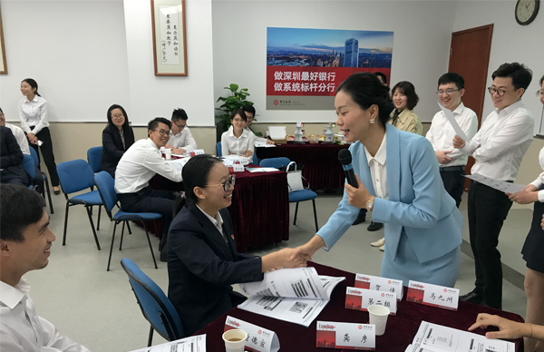 张淑秋老师在工商银行《公金队伍商务礼仪培训》