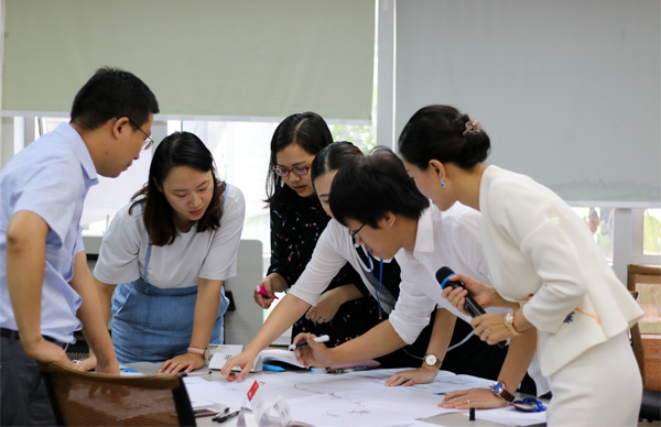 张淑秋在深圳市航天华拓科技《现代商务礼仪》培训